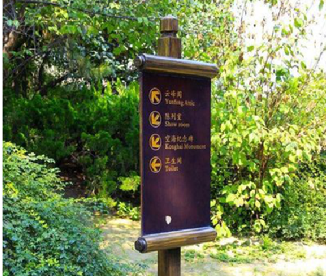  泸县标识牌与环境之间有什么关系？